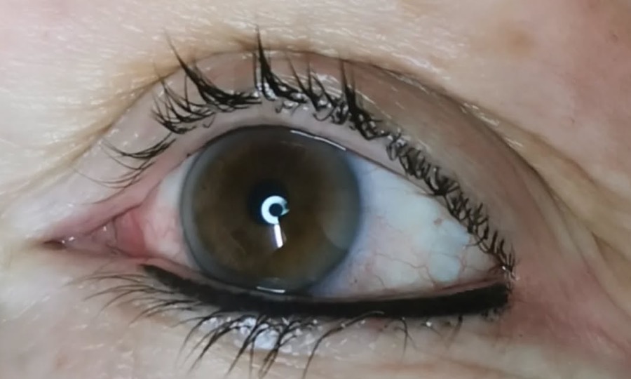 Eye-liner permanent inférieur, trait fin au ras des cils du bas