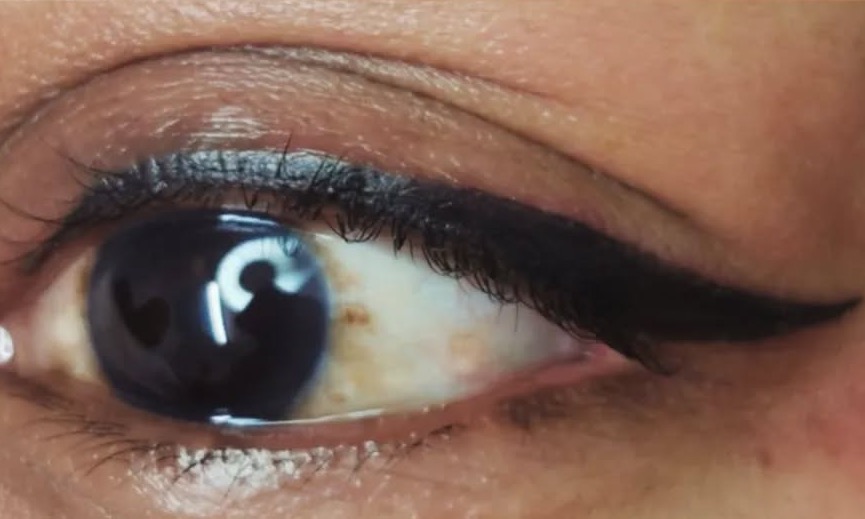 Eye-liner permanent supérieur au trait étiré, sur un œil foncé