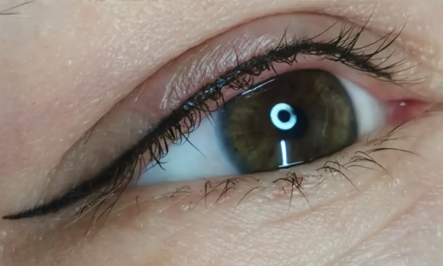 Eye-liner permanent supérieur, trait fin étiré vers l'extérieur de l'œil