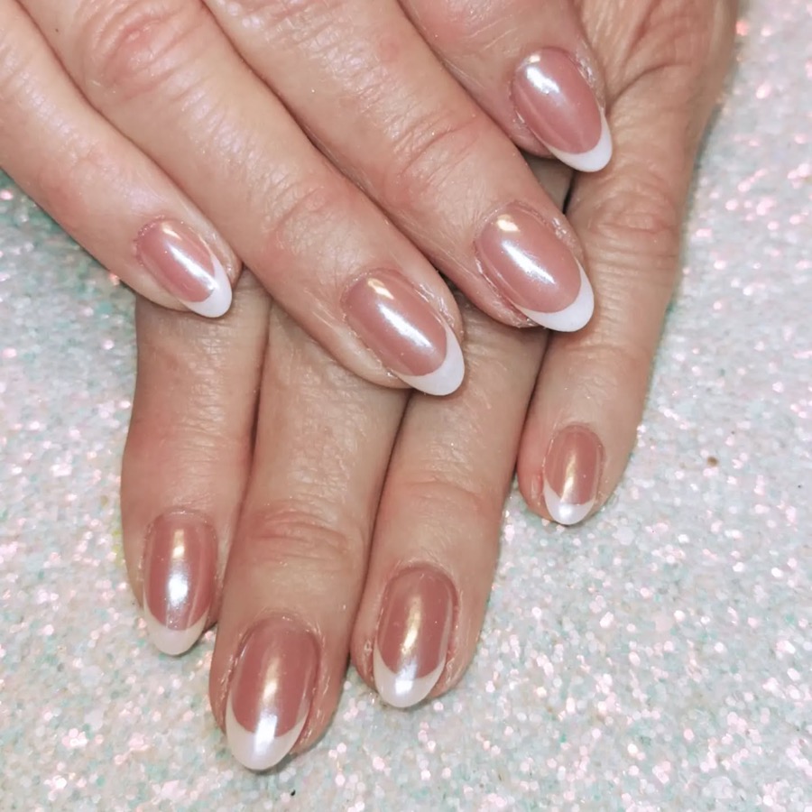 Ongles en amande, french blanche à effet nacré