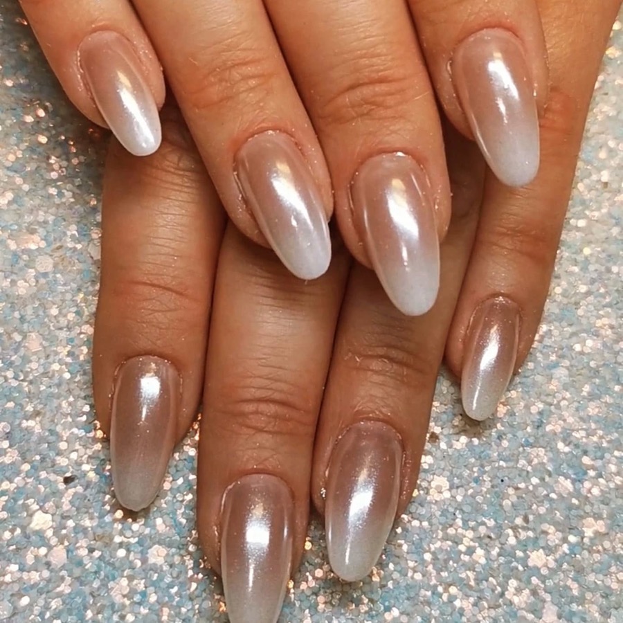 Ongles longs en amande, nacrés à effet chrome