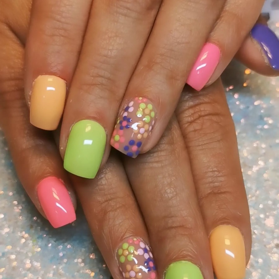 Ongles pastel multicolores, deux ongles décorés de fleurs en pois