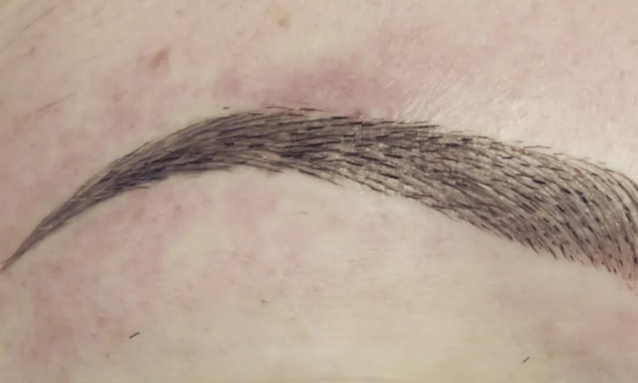 Sourcil redessiné en microblading, traits poil à poil fins et nets