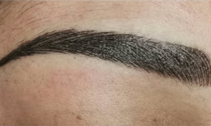 Sourcil redessiné en microblading, tracé poil à poil